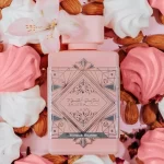 Frasco do Perfume Árabe Feminino Badee Al Oud Noble Blush em cima de flores