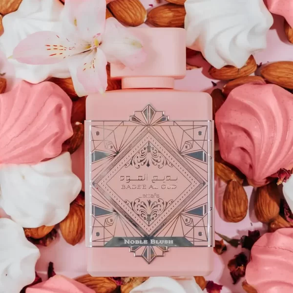 Frasco do Perfume Árabe Feminino Badee Al Oud Noble Blush em cima de flores Frasco do Perfume Árabe Feminino Badee Al Oud Noble Blush em cima de flores