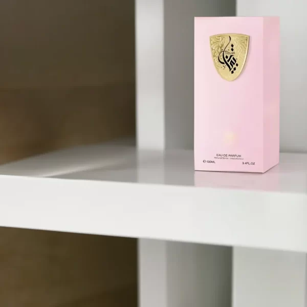 embalagem do perfume Al Wataniah Tibyan na plateleira
